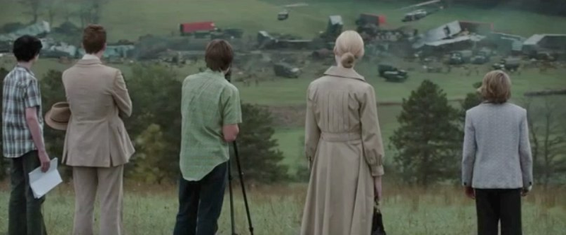 Illustration for article titled 61 Super 8 screengrabs unlock the clues in J.J. Abrams' new trailer
